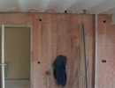 Description: uur voorgestreken met betoncontact :: Deze wand is gemetseld met betonklinkers, voor een juiste hechting is de wand voorbehandeld met betoncontact.